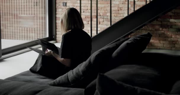 Une Femme Est Assise Sur Canapé Noir Lit Livre Moderne — Video