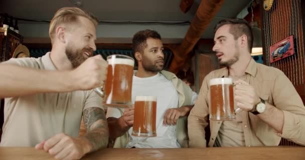 Grupo Amigos Bebiendo Cerveza Charlando Divirtiéndose Pub Colegas Masculinos Buen — Vídeos de Stock