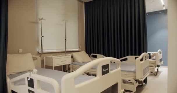 医院房间里有两张空床 配有医疗设备 在医院病房里用白色干净的床上用品查看病床 在没有人的室内诊所里有一个舒适的房间 医疗和服务的概念 — 图库视频影像