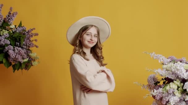 Ομορφιά Ξανθιά Έφηβη Κορίτσι Χρόνια Ένα Μπεζ Φόρεμα Και Καπέλο — Αρχείο Βίντεο