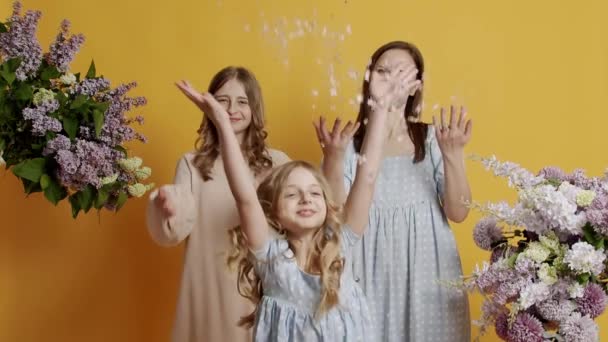 Mladá Matka Dětmi Vyhazuje Okvětní Lístky Přírodních Květin Dívá Fotoaparát — Stock video