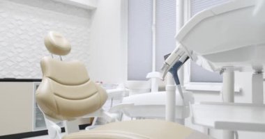 Dişçi koltuğu ve tıbbi ekipmanlı modern oda. Diş hekimliğinde modern ekipman. Diş bakımı kavramı. Modern diş hekimliği ve klinik ekipmanları.
