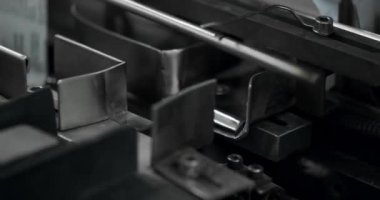 Tıp fabrikasında üretim hattı. Robot kol, ilaç paketini taşıma bandına koydu. İlaç paketleme makinesi tıbbi fabrika montaj hattı. İlaç imalatının üretim hattı.