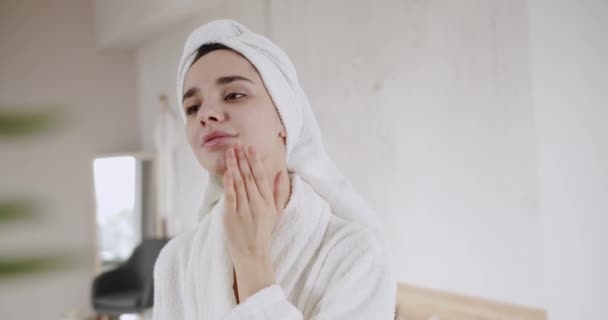 手で完璧な健康的な肌のタッチ顔を持つ女性は ホームビューティーコンセプトで準備を取得アンチエイジングスキンケアと滑らかな自然な肌を楽しんでいます 皮膚若返りフェイスリフト治療 — ストック動画