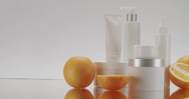 Minyak Kosmetik Berdasarkan Bahan Alami Sekelompok Botol Kosmetik Yang Berbeda — Stok Video