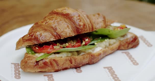 素食羊角面包三明治 绿色沙拉和西红柿 新鲜的蔬菜羊角面包 健康的早餐和美味的羊角面包 — 图库视频影像