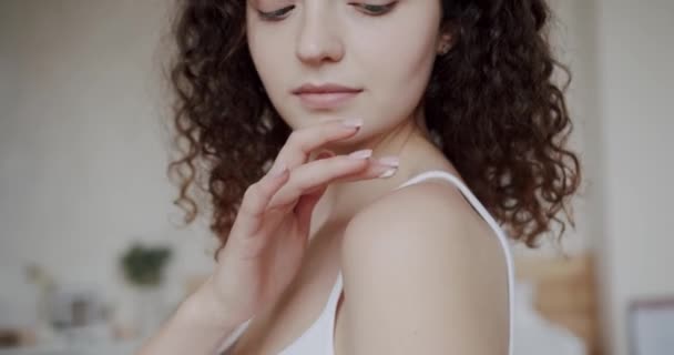 漂亮的女人在手部涂霜 漂亮的女士在家里涂手部涂霜 白霜揉搓治疗皮肤病 女人每天做美容身体的程序或治疗 — 图库视频影像