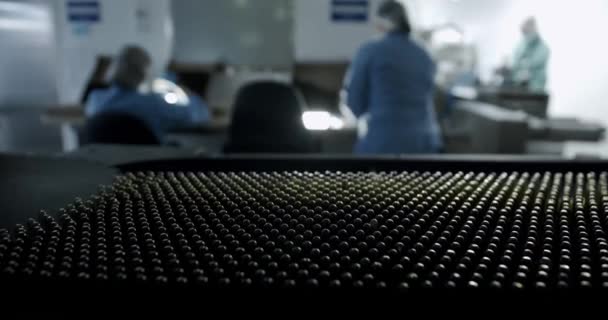 液体和容器中微粒的保护层 医疗分析仪的特写 制药工业 小瓶疫苗 制药工厂的制药生产线 — 图库视频影像