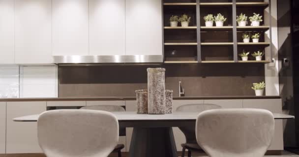 厨房和餐桌中的皮革现代灰色椅子 现代简约之家 现代的灰色和白色厨房家具与大理石桌子 饭厅温馨舒适的家 — 图库视频影像