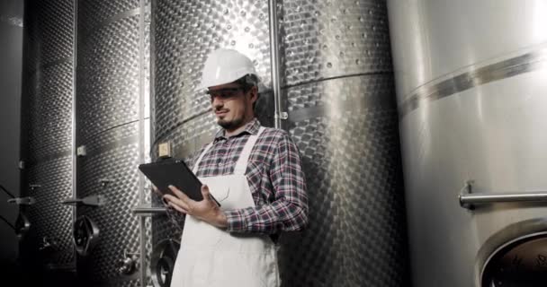 Mannelijke Wijnmaker Controleren Van Kwaliteit Van Drank Distillatie Proces Binnen — Stockvideo
