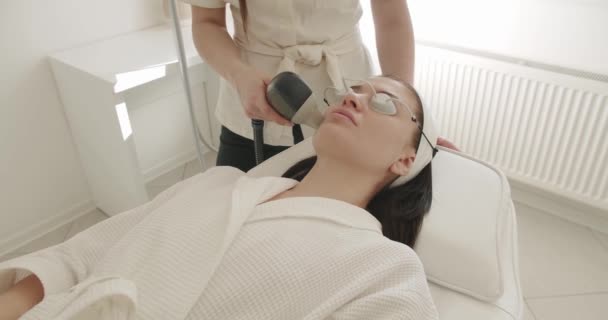 Ansiktsföryngring Kvinna Får Lpg Hårdvara Massage Skönhetskliniken Närbild Ung Flicka — Stockvideo