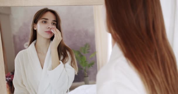 Young Brunette Woman White Bathrobe Look Big Mirror Home Removing — Stock Video