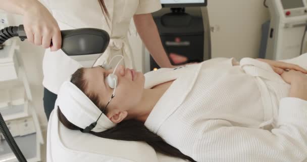 Kráska Ochrannými Brýlemi Žena Dostává Lpg Hardwarovou Masáž Kosmetické Klinice — Stock video