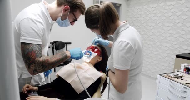 Стоматолог Робить Чистку Зубів Пацієнта Сучасній Клініці Сучасна Стоматологічна Клініка — стокове відео