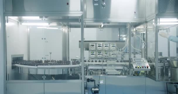 Laboratorio Fabricación Farmacéutica Estéril Donde Científicos Coberturas Protectoras Sala Limpia — Vídeo de stock