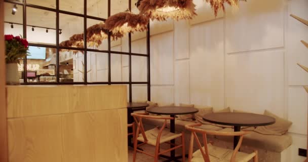 现代简约的咖啡店 有木制椅子和桌子 空的桌布和木制椅子 木制内部的现代餐馆咖啡馆 木制线条 — 图库视频影像