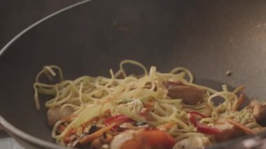 Mutfakta tavada tavuk pişirmek. Şef Lezzetli tavada bir et yemeği hazırlıyor. Sıcak tavada kızarmış et. Yakın çekim nefis et. Restoran ve Gastronomi konsepti ve lezzetli yemekler..