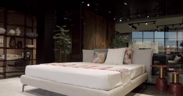 Κομψό Και Απλό Υπνοδωμάτιο Υπέρδιπλο Κρεβάτι Μοντέρνο Πολυτελές Υπνοδωμάτιο Έπιπλα — Αρχείο Βίντεο
