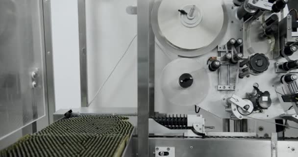 Otomatik Ilaç Üretimi Eczacılık Mühür Ampullerinin Doldurulması Laç Fabrikasındaki Ilaç — Stok video