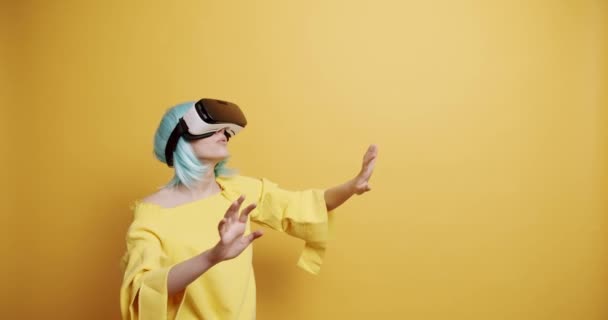 Mladá Žena Používá Inovativní Technologie Brýle Pro Hraní Her Relaxovat — Stock video