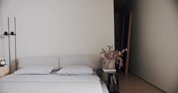 Bedroom Minimalist Apartment White Tones Modern Big Picture Black Lamp — Stock Video