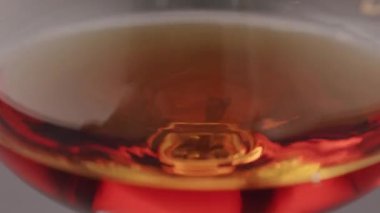 Konyak, konyak ve viski. Ağır çekim. Lüks viski ve dumanlı viski. Lüks konyak ve bir bardak konyak. İzole edilmiş siyah arka planda altın renkli konyak ve dumanlı.