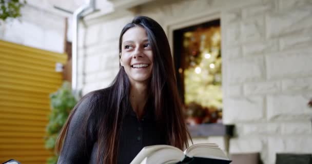 Молодая Брюнетка Читает Книгу Улице Портативный Снимок Молодой Женщины Длинными — стоковое видео