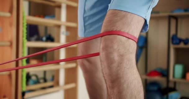 Physiotherapieprogramm Bein Mit Gummiband Verbunden Rehabilitation Nach Verletzungen Gesundheitskonzept — Stockvideo
