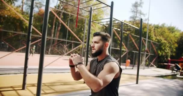 Sportlicher Mann Der Ausfälle Auf Einem Bein Macht Die Muskeln — Stockvideo