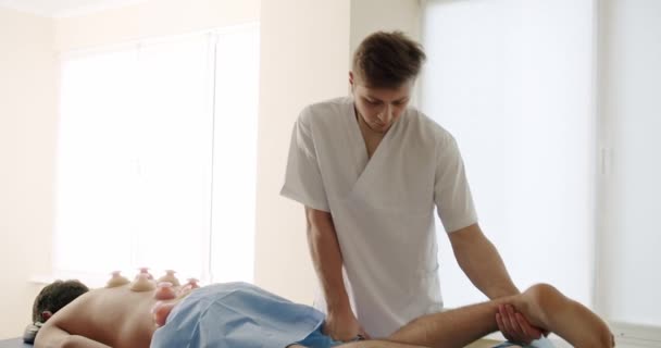 Osteopat Behandla Manliga Patienter Kliniken Handhållen Skott Manlig Massage Terapeut — Stockvideo