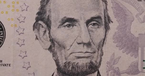 美国总统林肯在美国 美国5美元纸币在宏观范围内放大 5美元现金宏观视图 5美元的衣服 放大5美元的钞票 美国丰富的商业经济 — 图库视频影像