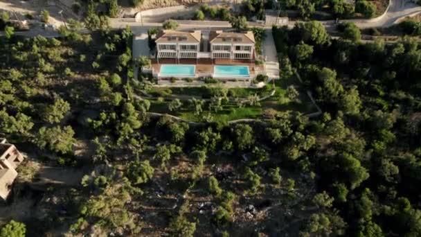 Aerial Upward Shot Luxurious Villas Large Pool Amidst Green Trees — Stok video
