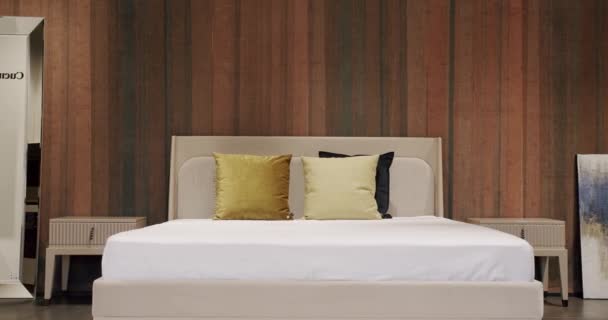 现代卧房的内部和床上有许多枕头 简约的内部丑闻风格 优雅而简朴的卧室 有一张国王床 带有家具的现代豪华居室的内部 — 图库视频影像