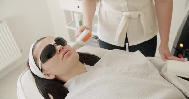 Mulher Beleza Com Óculos Proteção Medicina Estética Está Realizando Procedimento — Vídeo de Stock