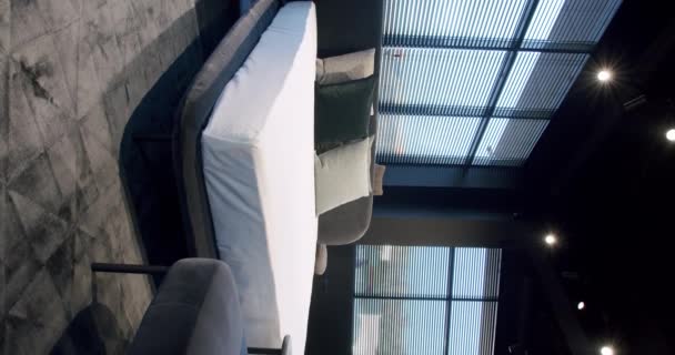 モダンなホテルベッドルーム多くの枕とインテリアとベッド キングサイズベッド付きのエレガントでシンプルなベッドルーム 不動産だ 家具付きのモダンな高級ベッドルームのインテリア 仮想ビデオ — ストック動画