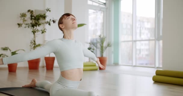 Een Slanke Vrouw Die Yoga Doet Studio Handheld Shot Van — Stockvideo