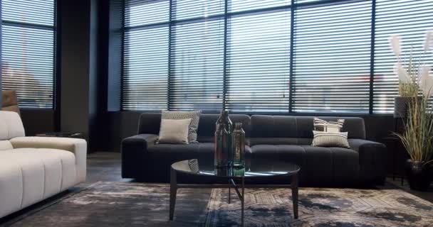 Moderne Eigentijdse Minimalistische Woonkamer Met Zwart Meubilair Luxe Modern Interieur — Stockvideo