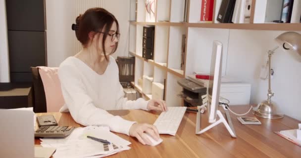 Εστιασμένη Νεαρή Γυναίκα Γυαλιά Που Εργάζεται Επιτραπέζιο Υπολογιστή Νεαρή Επιχειρηματίας — Αρχείο Βίντεο