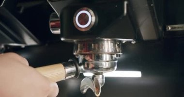 Kızarmış sade kahve içiyorum. Espresso makinesi taze kahve yapıyor. Kahve makinesinden fincana kahve dökülüyor. Beyaz bardakta espresso. Kafein. Taze taze kahve..