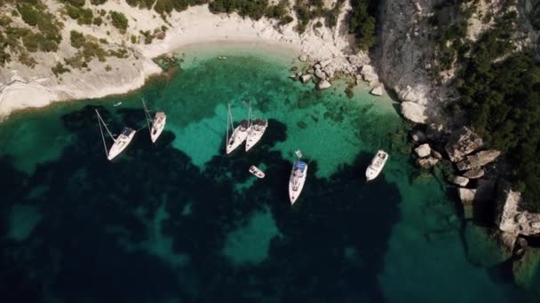 Blick Von Oben Auf Weißes Boot Auf Tiefblaues Wasser Yachting — Stockvideo