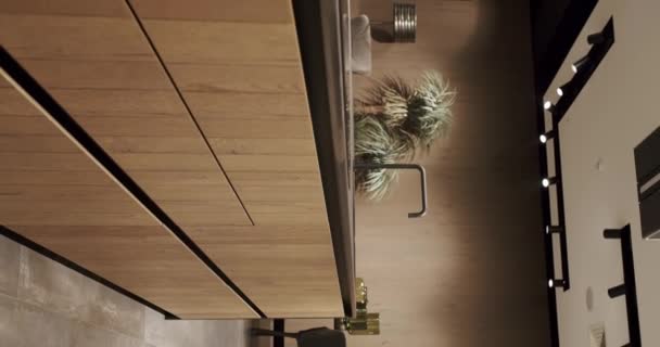 モダンで広々とした木製のキッチンルーム 不動産だ 島付きの高級キッチン 高級住宅のモダンなインテリア 現代のChrome Faucet 新家のミニマリストデザイン 垂直ビデオ — ストック動画