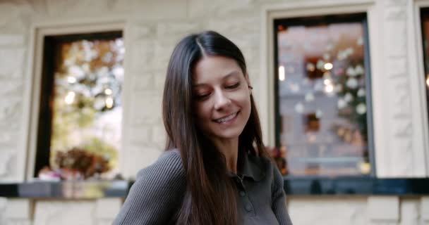 Jovencita Feliz Usando Smartphone Sonriendo Cafetería Calle Mujer Joven Positiva — Vídeo de stock