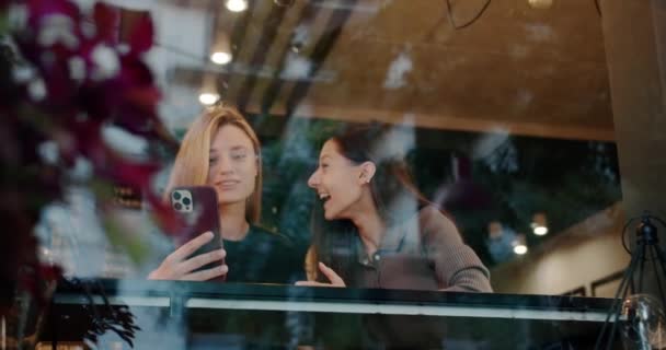 Jonge Vrouwen Die Selfie Nemen Het Restaurant Low Angle Handheld — Stockvideo