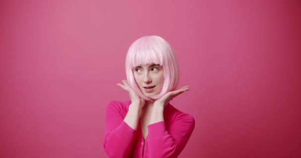Красуня Жінка Красивими Очима Рожевим Білим Волоссям Рожевим Одягом Розташовує — стокове відео
