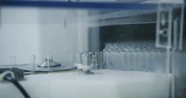 Enjeksiyon paketleme hattına transfer edin. İlaç üretim hattı, üretim sırası, kemer ya da taşıyıcı. Eczane fabrikası. Sağlık ve Otomatik Teknoloji Konsepti.