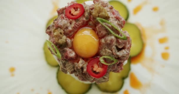 Carne Gătită Medie Gălbenuș Crud Frumos Aranjată Alături Ardei Iute — Videoclip de stoc