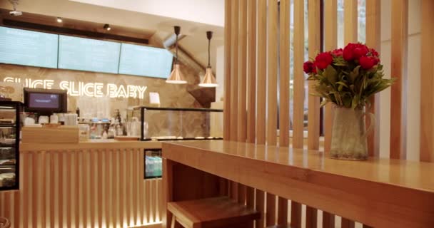 现代简约的咖啡店 有木制椅子和桌子 空的桌布和木制椅子 咖啡店里的现代化设备接待顾客的木制柜台 木制线条 木泥墙 — 图库视频影像