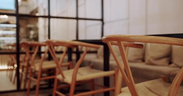 生态友好型咖啡 空的桌布和木制椅子 咖啡店里的现代木制桌椅和桌椅 现代简约咖啡馆 木制椅子 有纺织材料和黑桌 — 图库视频影像