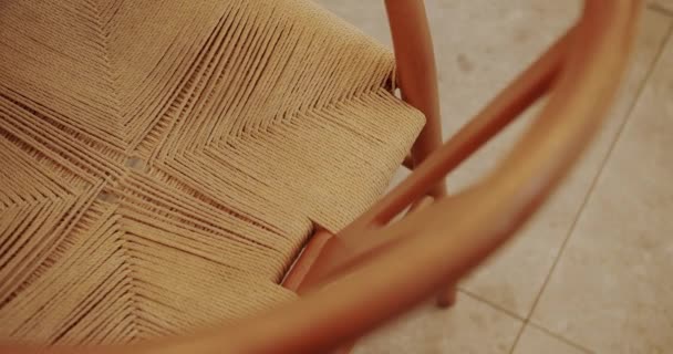 现代简约的咖啡店 用木制椅子和纺织材料 生态友好型咖啡 空的桌布和木制椅子 咖啡店里的现代木制面料家具 — 图库视频影像