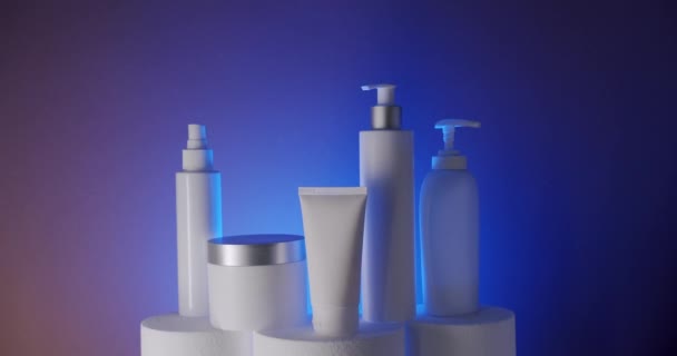 Biała Butelka Tubki Kosmetyków Niebieskim Tle Studio Zoom Kamery Naturalna — Wideo stockowe